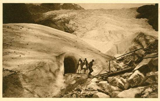 Grotta nel ghiacciaio dei Bossons in una cartolina d'epoca (Miniatura 219x138 px)