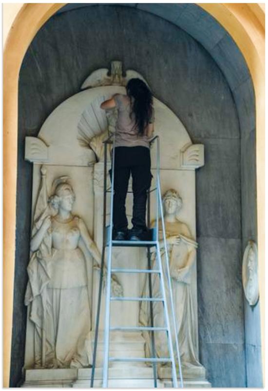 Fotografia dell’autrice dell’articolo all’opera come Spolveratrice (Miniatura 219x319 px)